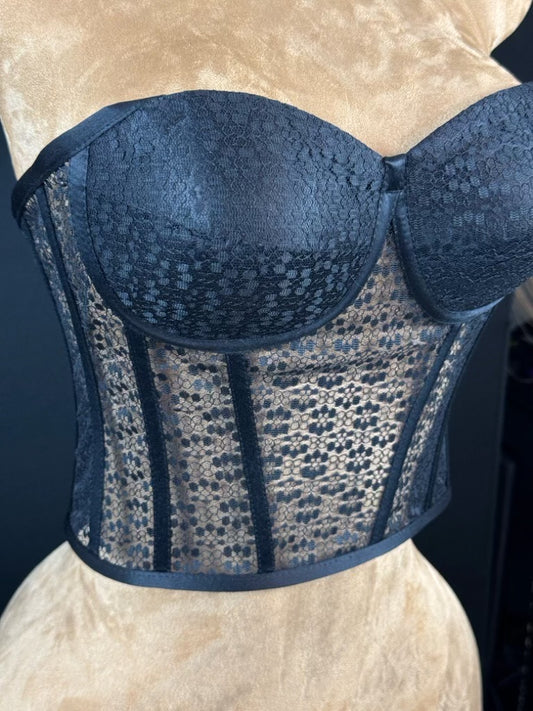 Corset de couture en dentelle – Prêt à l’emploi